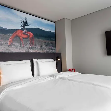 호텔 Radisson Red *